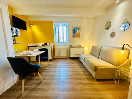 un salon avec un canapé et une table dans l'établissement Studio Hissez Haut - idéalement placé, plage, restaurants, commerces, à Trouville-sur-Mer