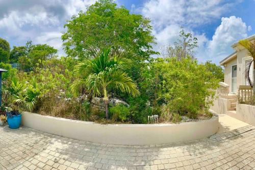 Jardín al aire libre en King Bedroom Suite at ParadiseOneVilla Turks and Caicos Islands