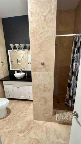 Un baño de King Bedroom Suite at ParadiseOneVilla Turks and Caicos Islands