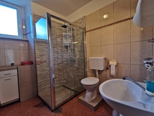 W łazience znajduje się prysznic, toaleta i umywalka. w obiekcie Apartman pod Nehajem w mieście Senj