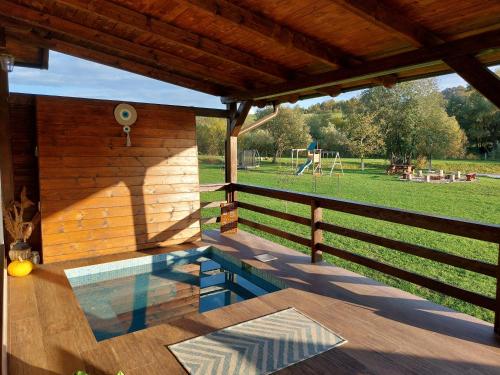 une terrasse couverte avec une piscine et une clôture dans l'établissement Ciucea185 -Casa din Livadă, à Ciucea