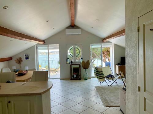 une cuisine et un salon avec une table et des chaises dans l'établissement Bandol : Très bel Appartement Avec Grande Terrasse et vue Exceptionnelle sur mer, à Bandol