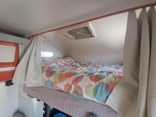 sypialnia z łóżkiem w pokoju w obiekcie Camping car à 3 minutes du parc Pairi Daiza w mieście Brugelette