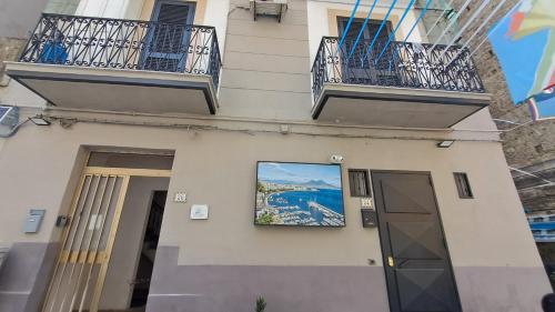 een gebouw met twee balkons en een schilderij aan de zijkant bij La Casetta di Napoli di Silvano in Napels