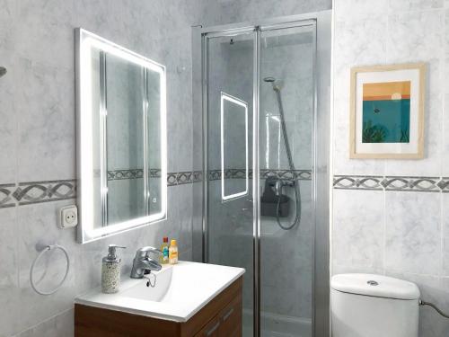 a bathroom with a shower and a sink and a toilet at Bonito apartamento en Castellón in Castellón de la Plana