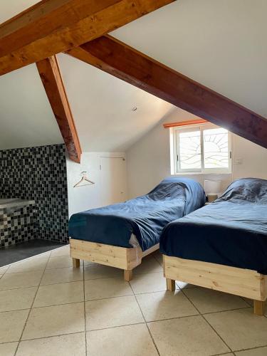 - 2 lits dans une chambre mansardée dans l'établissement Bandol : Très bel Appartement Avec Grande Terrasse et vue Exceptionnelle sur mer, à Bandol