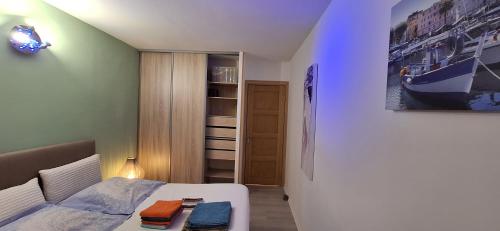 - une petite chambre avec un lit et un placard dans l'établissement Charmant Appartement résidentiel avec Terrasse, Jardin Privatif et Piscine à Cannes, à Cannes