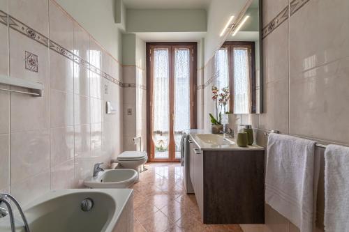 bagno con vasca, lavandino e servizi igienici di Biloba - Boutique Apartment a Milano
