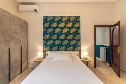Biloba - Boutique Apartment في ميلانو: غرفة نوم بسرير كبير وجدار ازرق