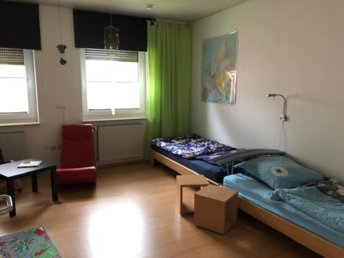 um quarto com duas camas, uma mesa e janelas em Ferienhaus 251 in Burhave em Burhave