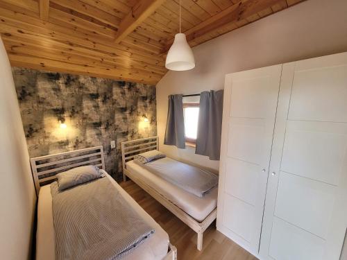 sypialnia z łóżkiem piętrowym i oknem w obiekcie Domki Oaza Spokoju we Władysławowie