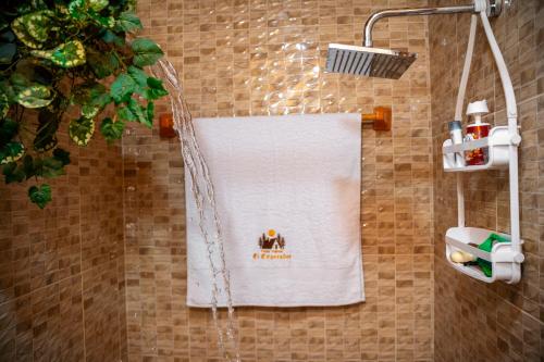 een douche met een handdoek aan de muur bij Casa Alpina El Emperador - Chanchamayo in La Merced