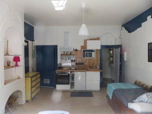 a living room with a kitchen and a room with a bed at Studio (T1) quartier Cathédrale in Tours