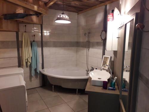 La salle de bains est pourvue d'une baignoire et d'un lavabo. dans l'établissement La fermette, à Saint-Marcellin