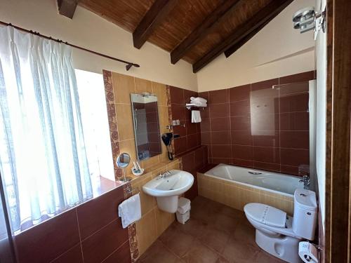 y baño con lavabo, aseo y bañera. en Hotel rural Monasterio de Ara Mada en Santa Colomba de las Arrimadas