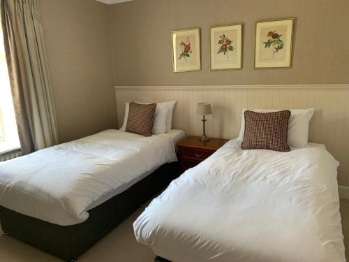 two beds sitting next to each other in a bedroom at The Delnashaugh in Ballindalloch