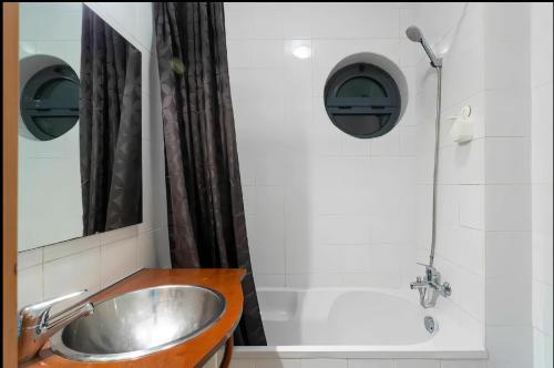 W łazience znajduje się umywalka i wanna. w obiekcie Arrábida Resort w mieście Quinta do Anjo