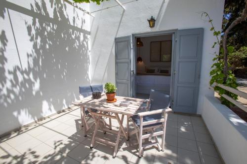 Gallery image of studio lefkes kea in Vourkarion