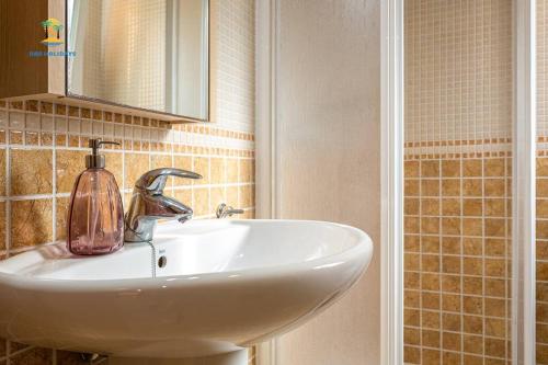uma casa de banho com um lavatório e um espelho em Villa Tambora- Costa Brava em Lloret de Mar