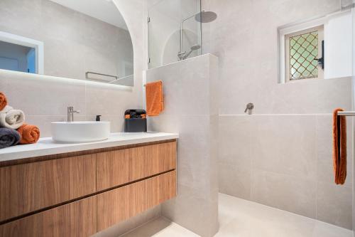 格雷奈爾格的住宿－Horizon 235，白色的浴室设有水槽和淋浴。