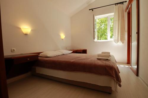 um quarto com uma cama grande e uma janela em Accommodation Salvia em Sveti Juraj
