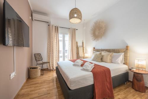 una camera con un grande letto e una televisione di Boho Pennie Home by CloudKeys ad Atene