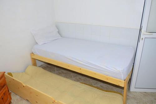 מיטה או מיטות בחדר ב-Cozy Home in Tamraght, Surfing, jet skiing, buggy.