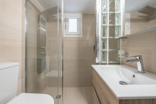 een badkamer met een toilet, een wastafel en een douche bij Boho Pennie Home by CloudKeys in Athene