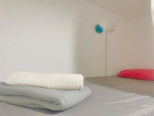 een kamer met een bed met twee handdoeken erop bij Backpackers Las Eras in Santa Cruz de Tenerife