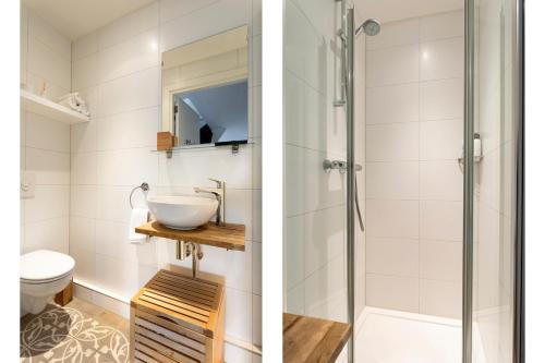 W łazience znajduje się umywalka i prysznic. w obiekcie Luxury loft at lake Volendam 20 min. from Amsterdam CS w mieście Volendam
