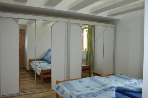 1 dormitorio con cama y espejo en FeWo, Ferienwohnung, Peenemünde im Naturschutzgebiet en Peenemünde