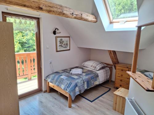 sypialnia z łóżkiem i oknem w obiekcie Dom całoroczny JÓZEFINKA w Karkonoszach w mieście Kowary