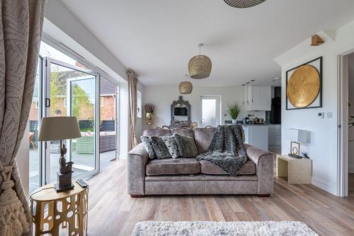 Seating area sa Luxuriously appointed 3 bedroom cottage off road parking for 3 vehicles dogs welcome by prior arrangement only 3 church cottages Alfrick close to Malvern and Worcester and Shelsley Walsh in a lovely village close to M5 Dogs welcome