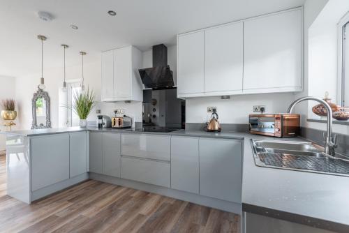 Η κουζίνα ή μικρή κουζίνα στο Luxurious 3 bedroom house now with FULL FIBRE INTERNET Shangri la in village of Alfrick with driveway parking for 3 cars in an area of outstanding natural beauty, superb walking,close to Worcester, Malvern showground, theatre, Malvern hills, dogs welcome