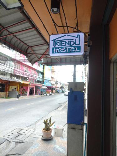Ban Don Muang (1)にあるFriendly Hostel - DMK Airport เฟรนด์ลี่ โฮสเทล ดอนเมืองの通りの脇の精神病院の看板