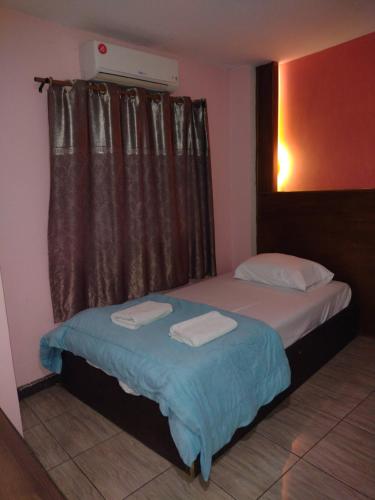 Friendly Hostel - DMK Airport เฟรนด์ลี่ โฮสเทล ดอนเมืองにあるベッド