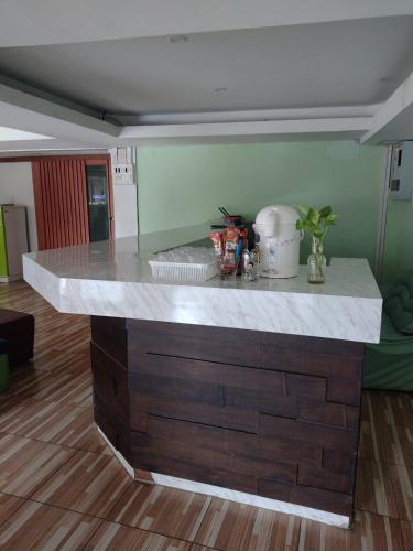 uma ilha de cozinha com um balcão branco em Friendly Hostel - DMK Airport เฟรนด์ลี่ โฮสเทล ดอนเมือง em Ban Don Muang (1)