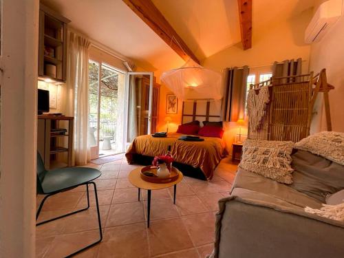 Gallery image of Charmant logement provençal avec piscine à deux pas du village médieval in Seillans