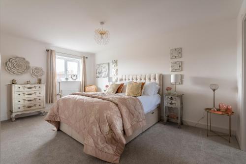 Ένα ή περισσότερα κρεβάτια σε δωμάτιο στο Luxurious 3 bedroom house now with FULL FIBRE INTERNET Shangri la in village of Alfrick with driveway parking for 3 cars in an area of outstanding natural beauty, superb walking,close to Worcester, Malvern showground, theatre, Malvern hills, dogs welcome