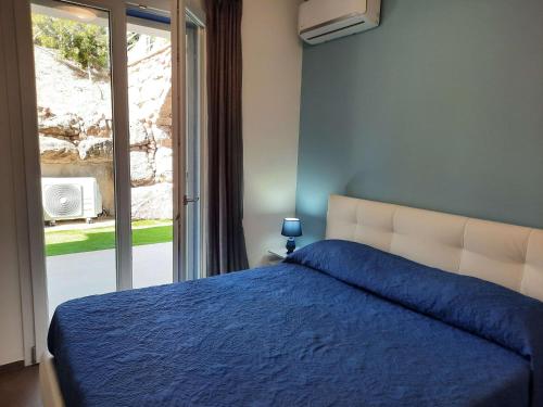 Postel nebo postele na pokoji v ubytování Casa vacanze in Sardegna con giardino e vista mare