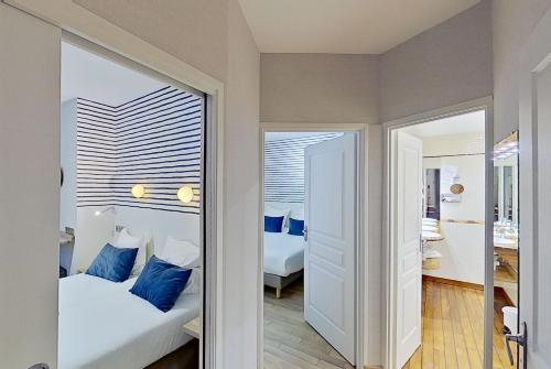 Ένα ή περισσότερα κρεβάτια σε δωμάτιο στο Hotel Kyriad Saint Malo Centre Plage