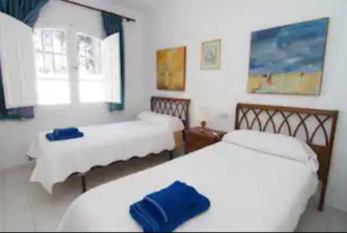 Postel nebo postele na pokoji v ubytování Los Pinos 15 Nerjarent
