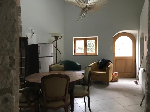 La Cresse的住宿－Gîte Le P'tit René，厨房配有桌椅和冰箱。