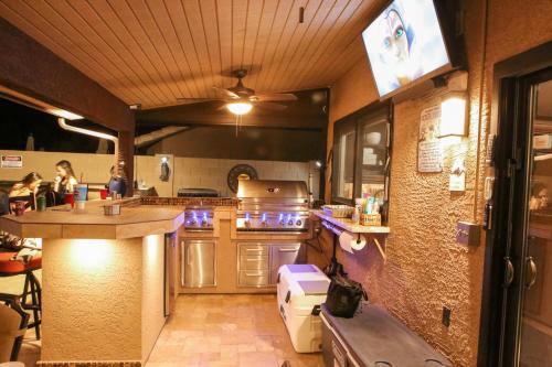 eine große Küche mit einer Theke und einer Bar in der Unterkunft Family Home Vacation Retreat Glendale AZ in Phoenix