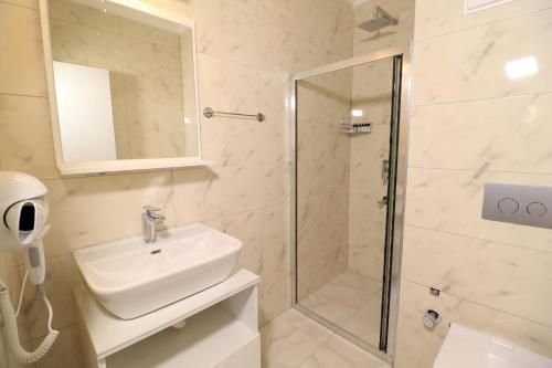 Ένα μπάνιο στο ALMIRCAN HOTEL