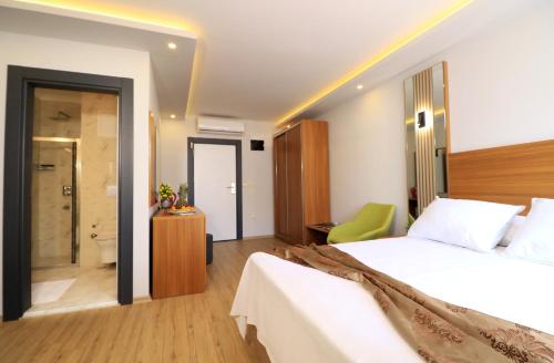 Ένα ή περισσότερα κρεβάτια σε δωμάτιο στο ALMIRCAN HOTEL