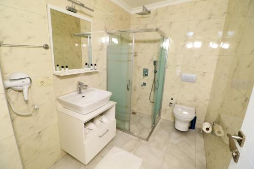 Ένα μπάνιο στο ALMIRCAN HOTEL
