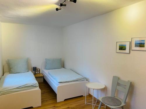 Zimmer mit 2 Betten, einem Tisch und einem Stuhl in der Unterkunft "Cuvée" Magnum in Rüdesheim am Rhein