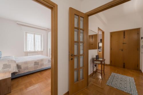 費拉約港的住宿－Angela Suite，一间设有床铺的房间,一扇门通向一间卧室