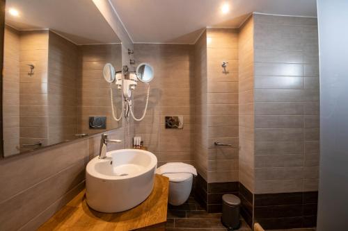 uma casa de banho com um lavatório e um WC em Fresh Boutique Hotel em Míconos